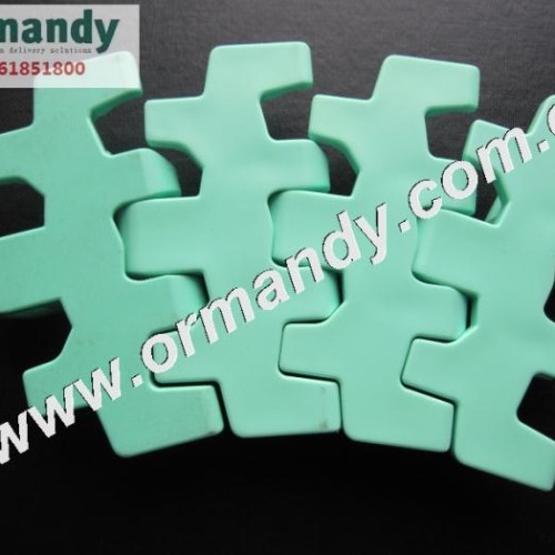 Plastic conveyor belt